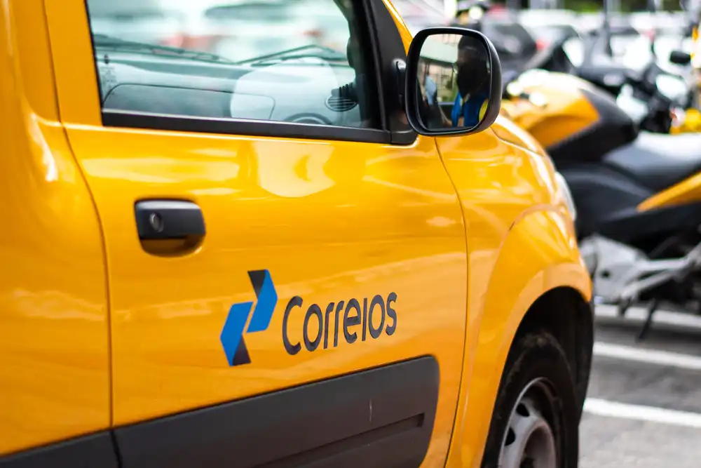 Agência dos Correios e carteiro realizando entrega